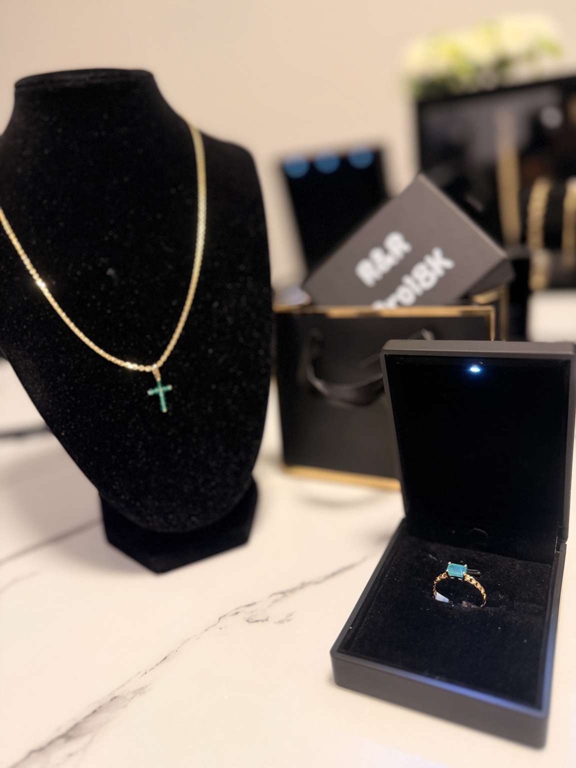 Cadena con cruz y anillo