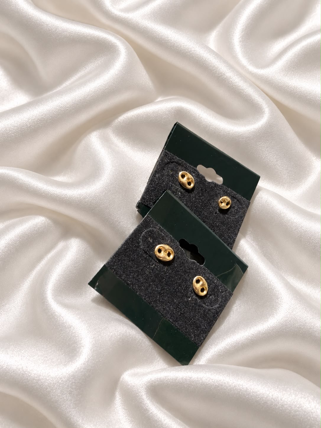 Aretes dorados en sus estuches