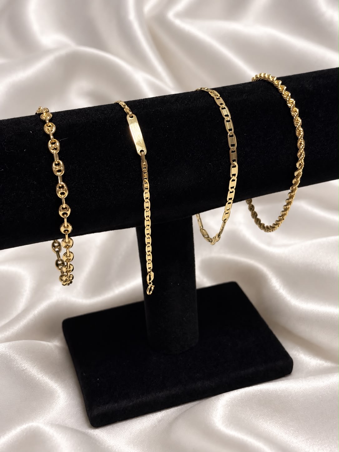 Pulseras y cadena de oro